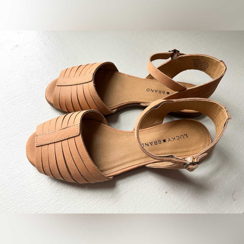 Womens Lucky Brand Channing Flat Peep Toe Sandals - Clay